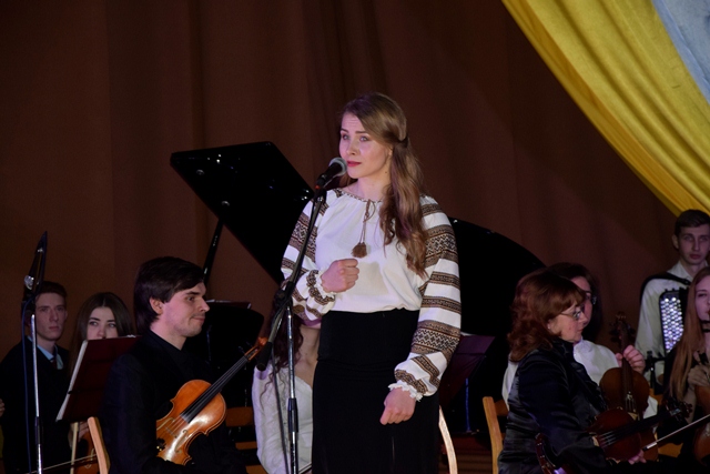 К.Панасюк читає уривок з поеми “І мертвим, і живим”